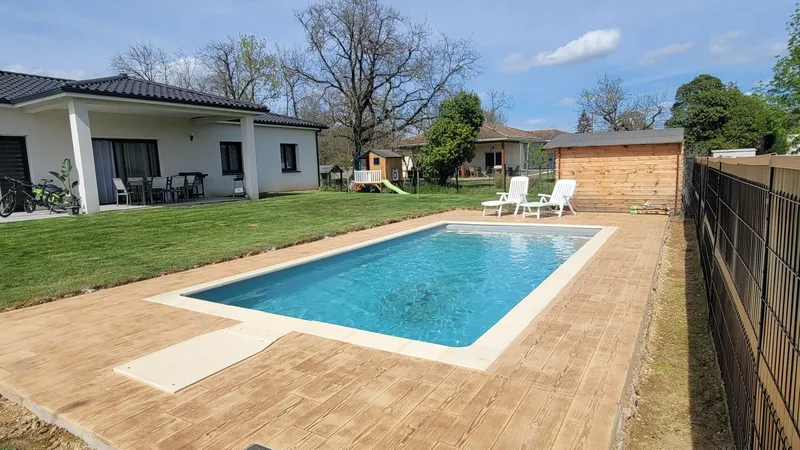 Plage de piscine en bois